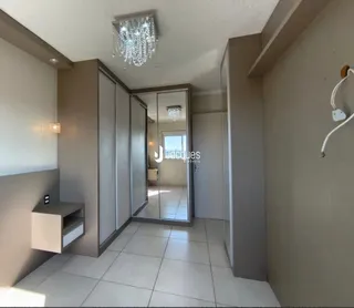 Hall de um apartamento com armários embutidos e piso de cerâmica.