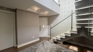 Vista de um corredor interno com escadaria em um imóvel no Brasil.