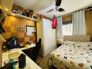 Quarto interno com cama e decoração em uma residência.