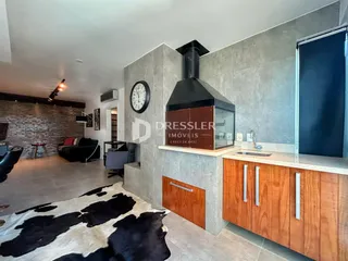 Imagem de uma sala de estar moderna com lareira e armários de madeira.