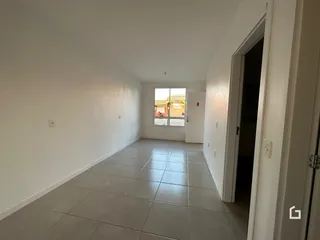 Hall de entrada com piso de cerâmica claro.