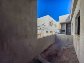 Fachada de um imóvel em Lajeado, Brasil, mostrando um corredor estreito entre edifícios.