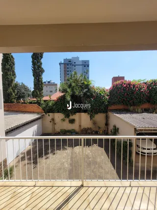 Vista externa da propriedade em Lajeado, Brasil, mostrando o muro e a vegetação ao fundo.