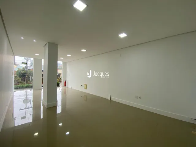 Vista de um corredor interno de um imóvel em Lajeado.