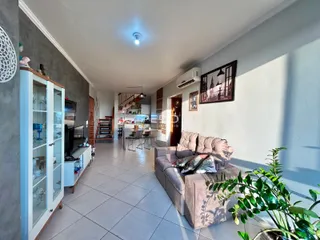 Hall de entrada com sofá e armário em um imóvel em Lajeado.