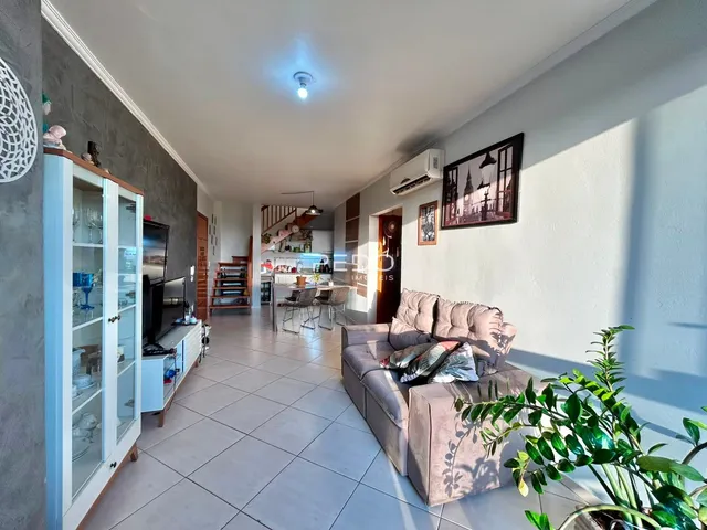 Hall de entrada com sofá e armário em um imóvel em Lajeado.