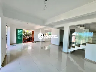 Sala ampla com piso de porcelanato e acesso a área externa.