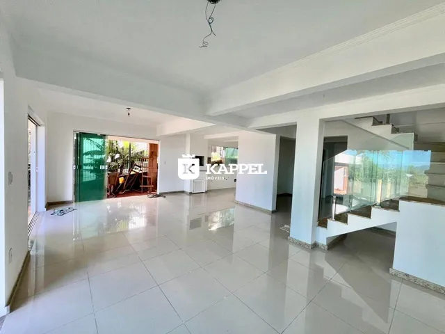 Sala ampla com piso de porcelanato e acesso a área externa.