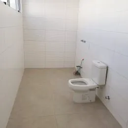 Parede branca com revestimento horizontal em um ambiente interno.