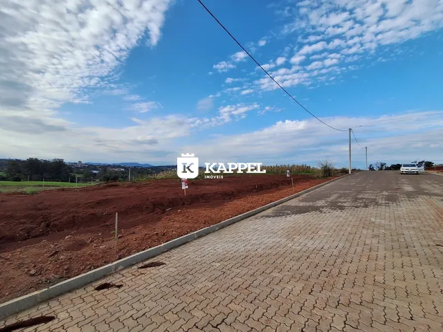 Vista externa de um terreno com área de terra e estrada de acesso em Lajeado.