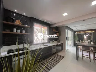 Cozinha moderna com bancada escura e janela.