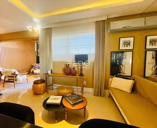 Sala de estar com decoração moderna e piso de madeira clara.