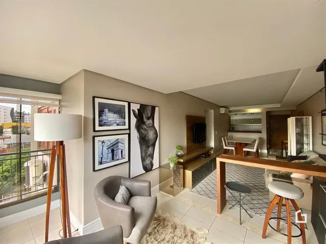 Sala de estar com vista para a rua e área de jantar em um imóvel no Brasil.