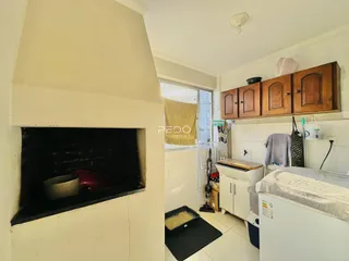 Sala de estar com lareira e armários de madeira na residência.