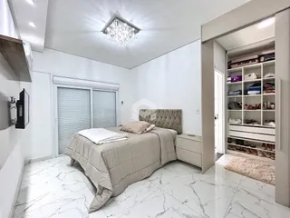 Quarto com cama e armário em ambiente claro.