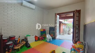 Foto de um cômodo interno com paredes de tijolo branco e piso colorido.