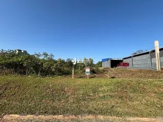 Vista externa de uma propriedade com vegetação no primeiro plano.