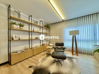 Sala de estar com estantes de madeira e luminária de piso em ambiente claro.