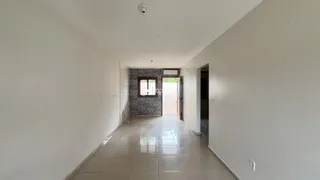 Corredor interno de uma residência com piso de cerâmica.
