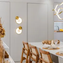 Foto de uma sala de estar com decoração de parede e mesa de madeira.