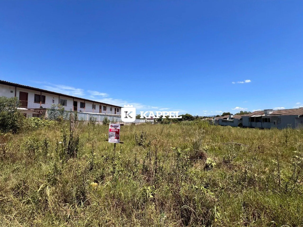 Vista externa de uma propriedade em Lajeado, Brasil, com vegetação alta no primeiro plano.