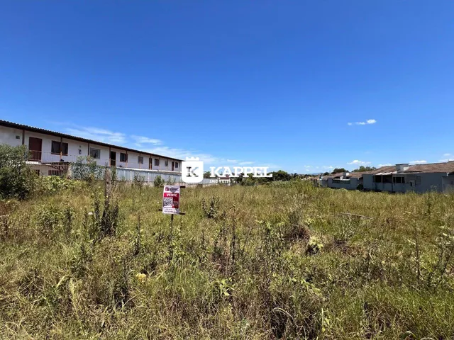 Vista externa de uma propriedade em Lajeado, Brasil, com vegetação alta no primeiro plano.