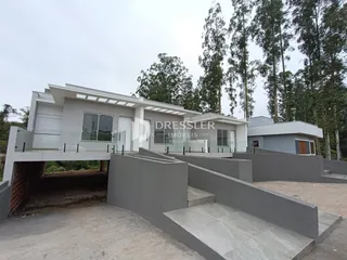 Fachada de uma casa moderna em construção em Lajeado, Brasil.