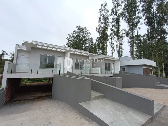 Fachada de uma casa moderna em construção em Lajeado, Brasil.