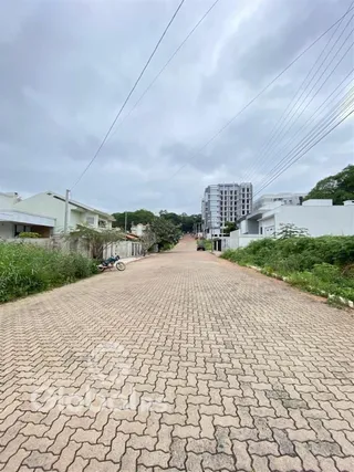 A foto mostra uma rua pavimentada em frente a residências em Lajeado.