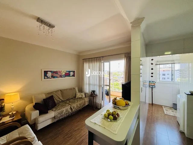 Sala de estar com sofá e decoração na residência.