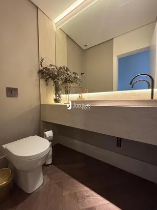 Foto de um banheiro moderno com piso de madeira.