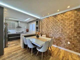 Ambiente moderno com cozinha e sala de jantar em Lajeado.