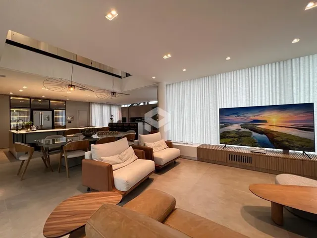 Sala de estar com decoração moderna e piso de madeira.