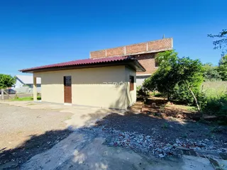 Fachada de uma casa em Lajeado, Brasil, com telhado de telhas vermelhas.
