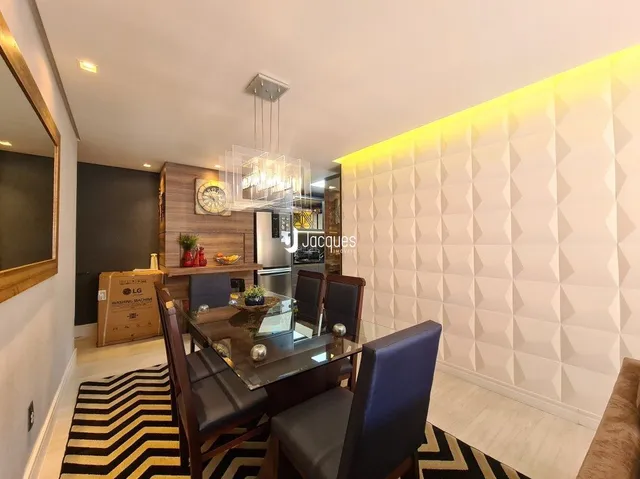 Sala de estar com mesa de jantar e parede decorativa em Lajeado.