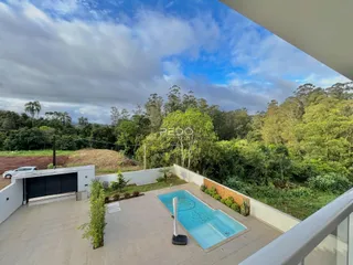Vista externa de uma área de piscina e jardim em Lajeado, Brasil.