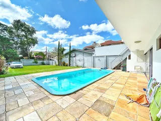 Foto de uma piscina e área externa de uma residência em Lajeado.