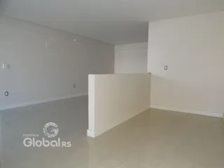 Ambiente interno de uma sala ampla com paredes brancas em uma propriedade em Lajeado.