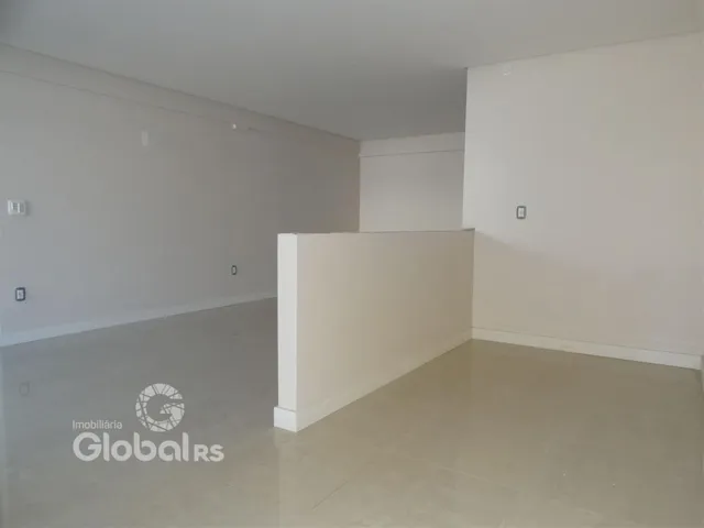 Ambiente interno de uma sala ampla com paredes brancas em uma propriedade em Lajeado.