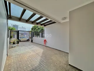 Vista interna de um imóvel com acesso a uma área externa pavimentada.