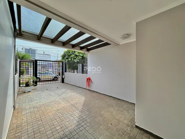 Vista interna de um imóvel com acesso a uma área externa pavimentada.
