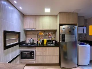Cozinha moderna com armários de madeira e eletrodomésticos de aço inoxidável.