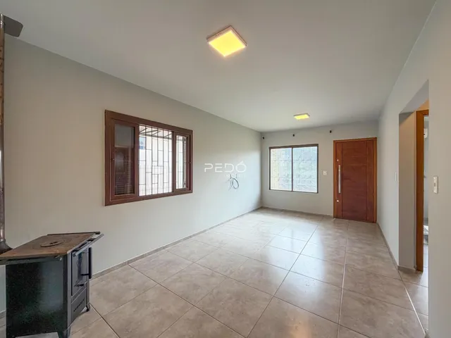 Vista interna de um ambiente com paredes brancas e piso de cerâmica.