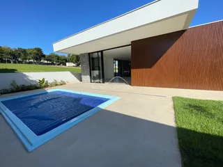 Fachada moderna de uma casa com piscina e jardim em Lajeado.