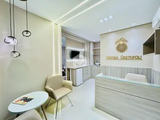 Ambiente moderno com iluminação clara em um imóvel no Brasil.