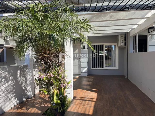 Vista da fachada e área externa de uma residência em Lajeado.