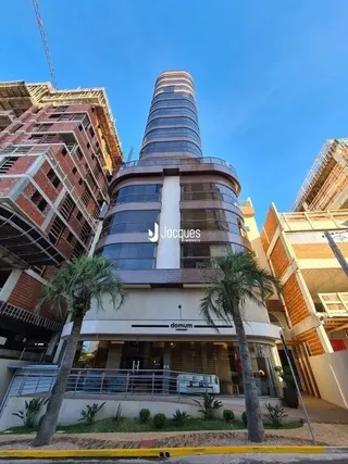Fachada moderna de um edifício residencial em Lajeado, Brasil.
