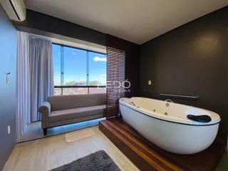 Sala de estar com janela ampla e banheira de imersão.