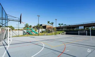 Vista de uma quadra esportiva ao ar livre com cerca de tela.