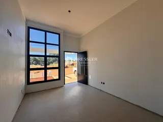 A sala possui uma grande janela com vista para o exterior.